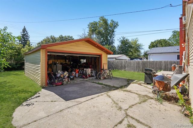 19740 Broadacres Street, Clinton Township, MI 48035