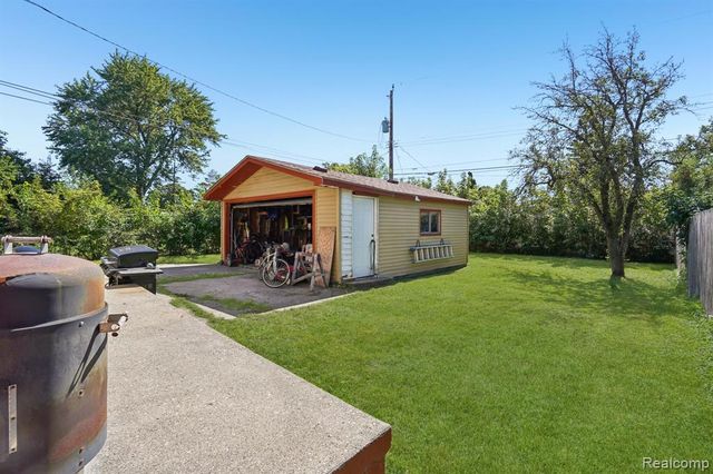 19740 Broadacres Street, Clinton Township, MI 48035