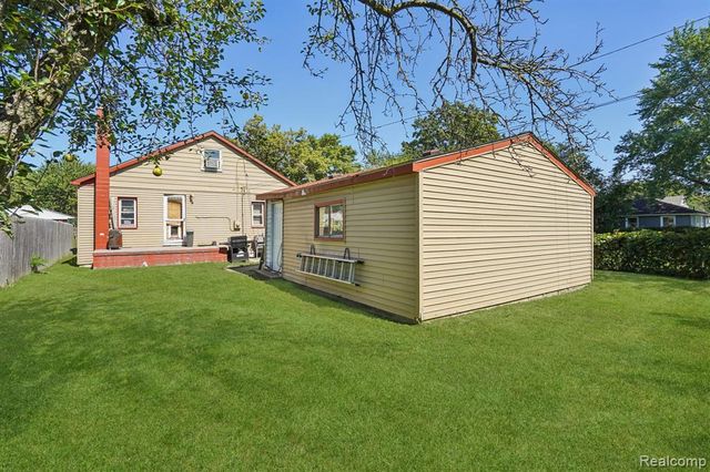19740 Broadacres Street, Clinton Township, MI 48035