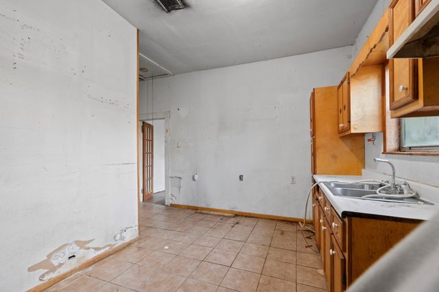 9429 E Avenue H, Houston, TX 77012