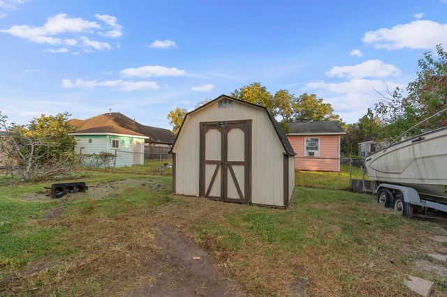 9429 E Avenue H, Houston, TX 77012