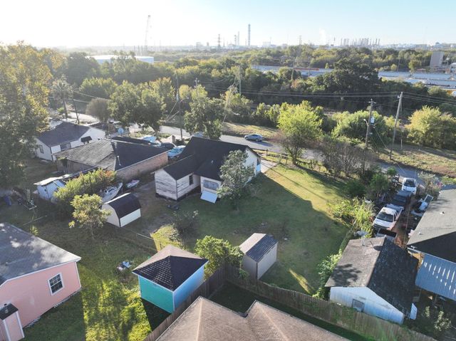 9429 E Avenue H, Houston, TX 77012