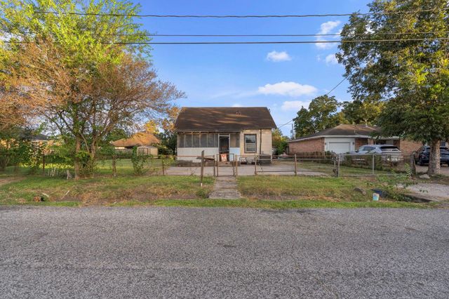 9429 E Avenue H, Houston, TX 77012