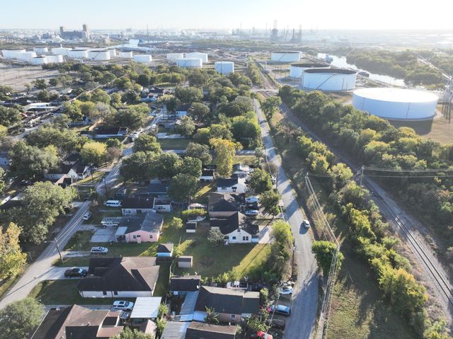 9429 E Avenue H, Houston, TX 77012