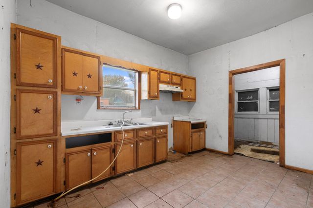 9429 E Avenue H, Houston, TX 77012