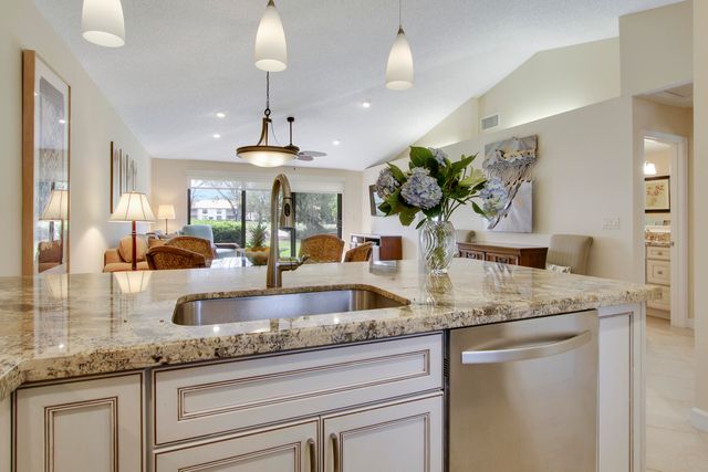 820 Club Drive, Palm Beach Gardens, FL 33418