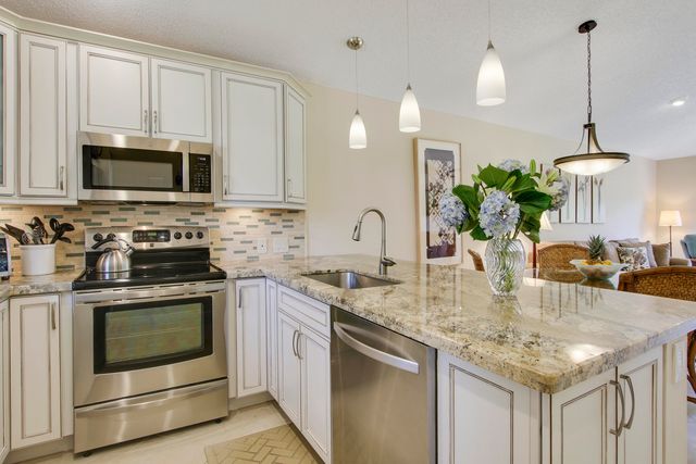 820 Club Drive, Palm Beach Gardens, FL 33418