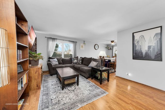 2S021 Lexington Court, Warrenville, IL 60555