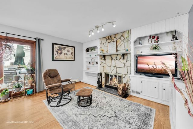 2S021 Lexington Court, Warrenville, IL 60555