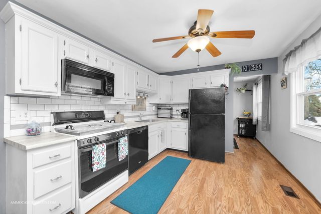 2S021 Lexington Court, Warrenville, IL 60555