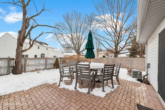 2S021 Lexington Court, Warrenville, IL 60555