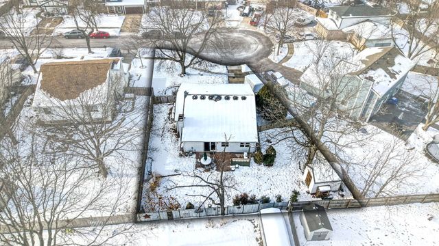 2S021 Lexington Court, Warrenville, IL 60555