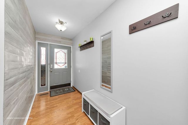 2S021 Lexington Court, Warrenville, IL 60555