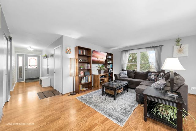 2S021 Lexington Court, Warrenville, IL 60555