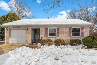 2S021 Lexington Court, Warrenville, IL 60555