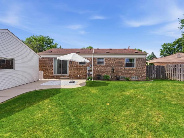 15637 Cox Street, Clinton Township, MI 48038