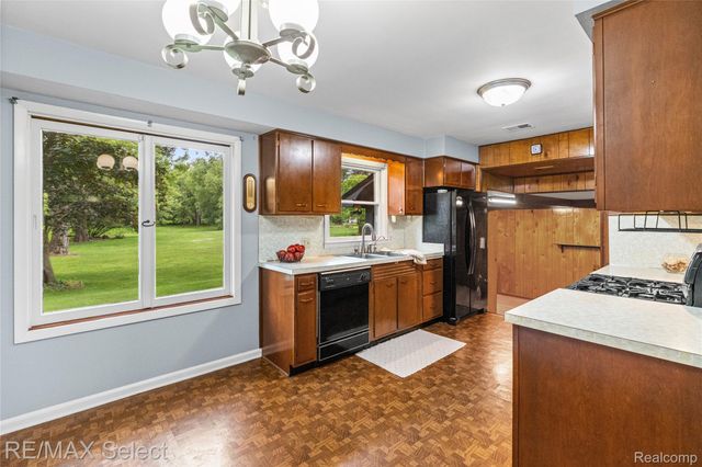 3323 E Carpenter Road, Genesee Charter Township, MI 48506