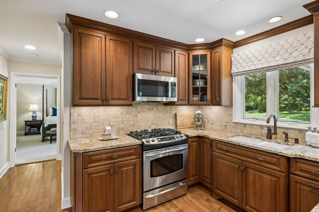 8136 Moores Ln, Brentwood, TN 37027