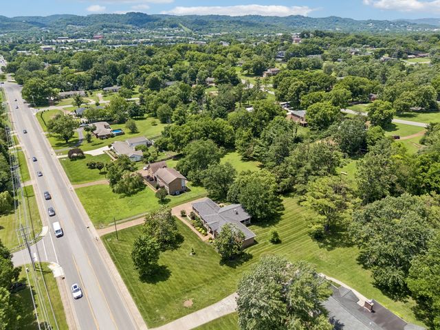 8136 Moores Ln, Brentwood, TN 37027
