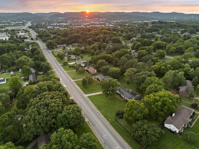 8136 Moores Ln, Brentwood, TN 37027