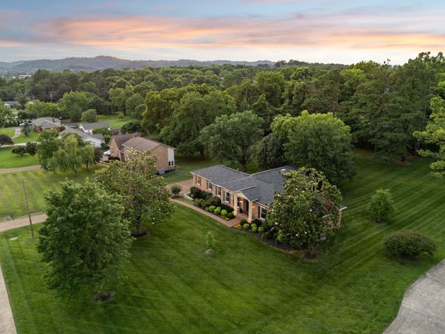 8136 Moores Ln, Brentwood, TN 37027