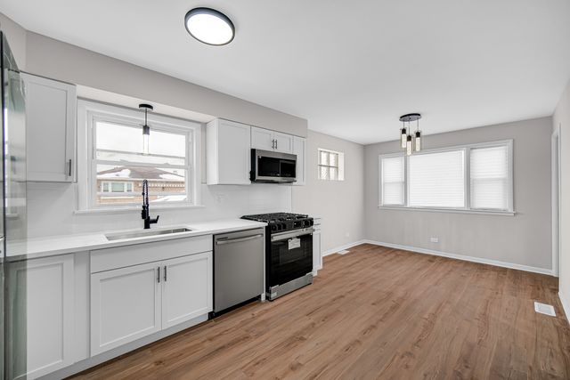 2250 E 92nd Place, Chicago, IL 60617