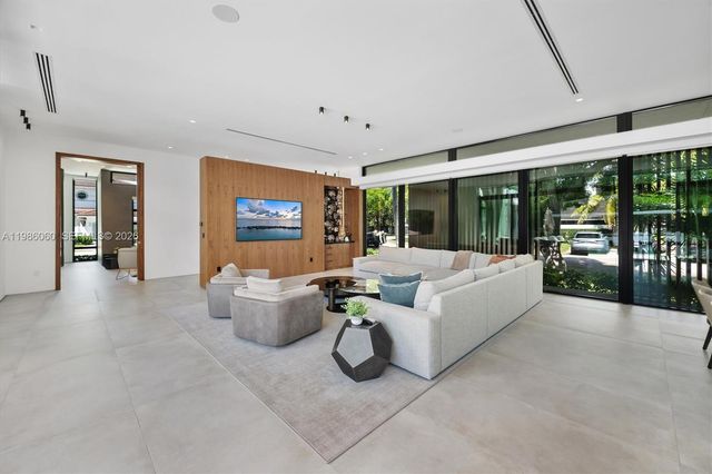 1200 NE 94th St, Miami Shores, FL 33138