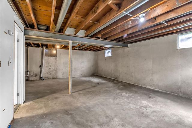 109 SW PINNELL Drive, Lee's Summit, MO 64081