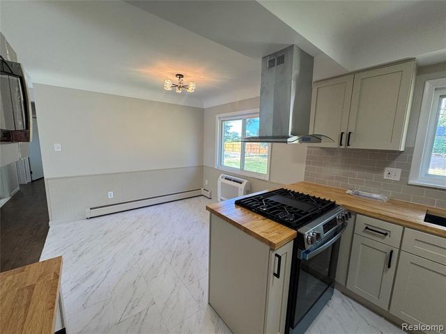 2731 Huntington Park Drive, Waterford, MI 48329