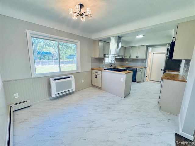 2731 Huntington Park Drive, Waterford, MI 48329