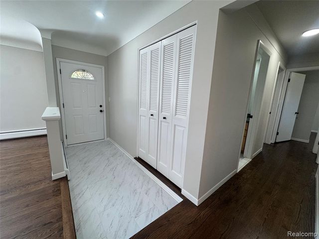 2731 Huntington Park Drive, Waterford, MI 48329