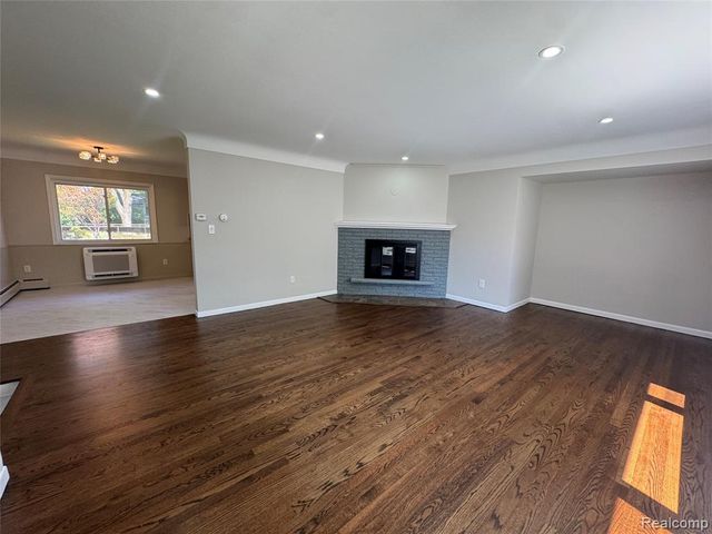 2731 Huntington Park Drive, Waterford, MI 48329