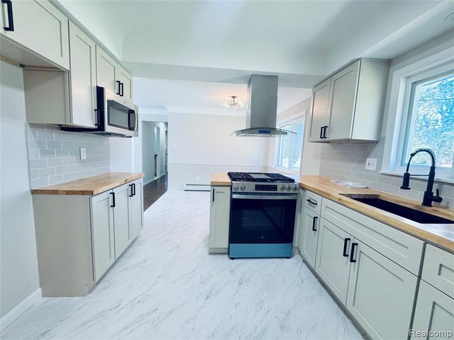 2731 Huntington Park Drive, Waterford, MI 48329