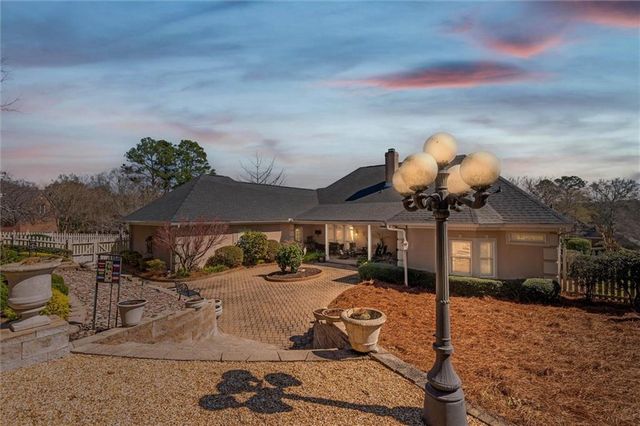 2606 Charleston Oaks Drive E, Mobile, AL 36695