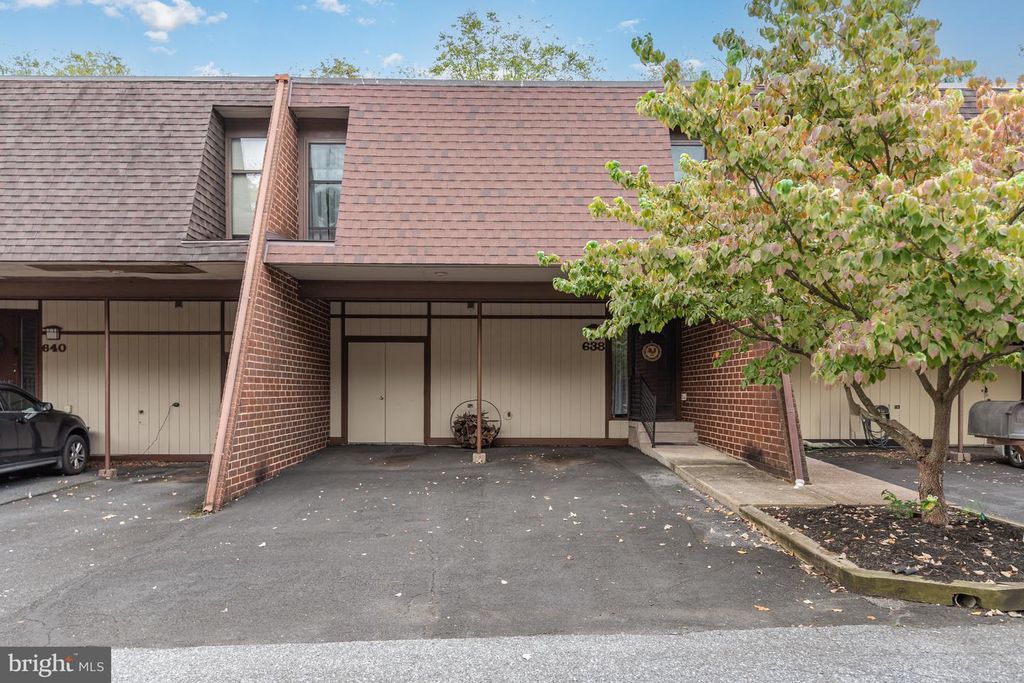 Image 2 of property listing at 638 CEDAR RIDGE LANE, Mechanicsburg, PA 17055