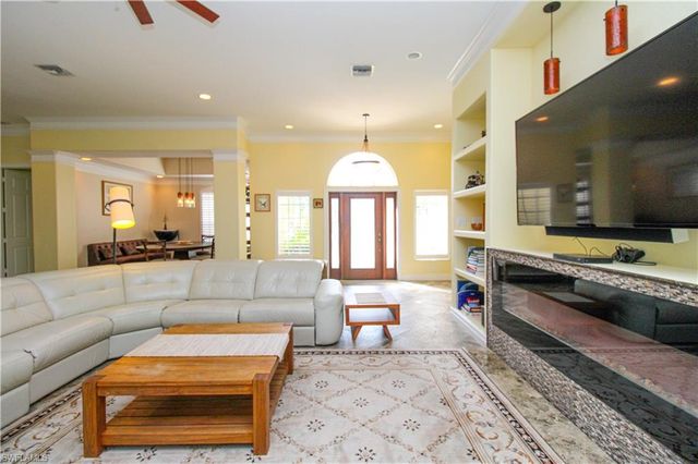 627 Soliel DR, Naples, FL 34110