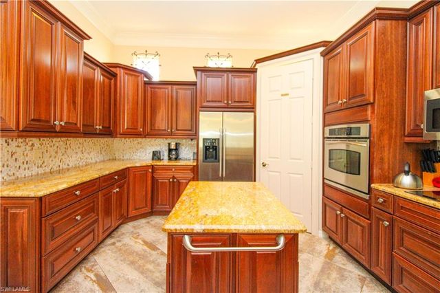 627 Soliel DR, Naples, FL 34110