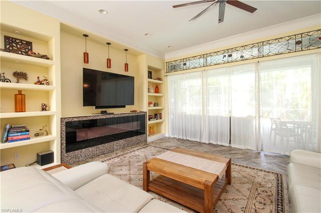 627 Soliel DR, Naples, FL 34110