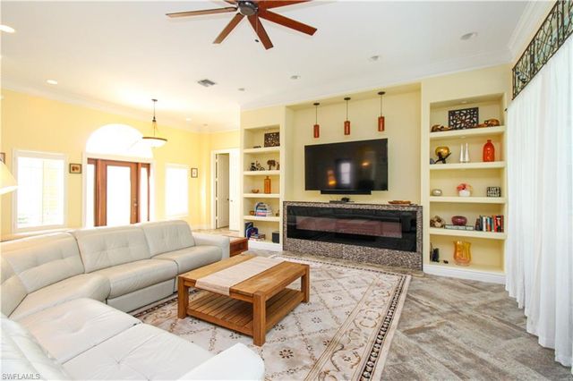 627 Soliel DR, Naples, FL 34110