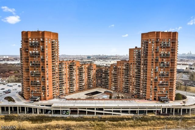 1328 Harmon Cove Tower, Secaucus Town, NJ 07094