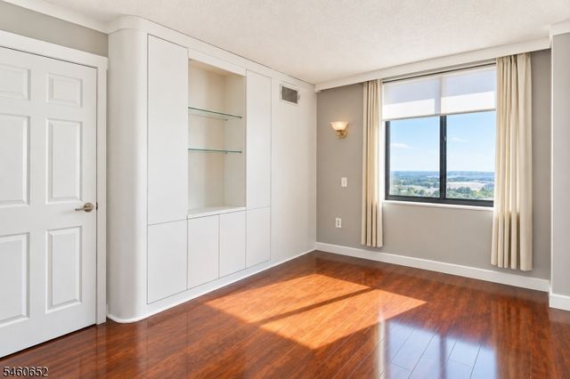 1328 Harmon Cove Tower, Secaucus Town, NJ 07094