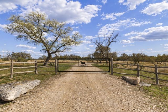 4565 Zenner-Ahrens Rd, Fredericksburg, TX 78624