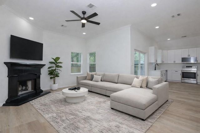 1241 Chateau Woods Parkway Drive, Conroe, TX 77385