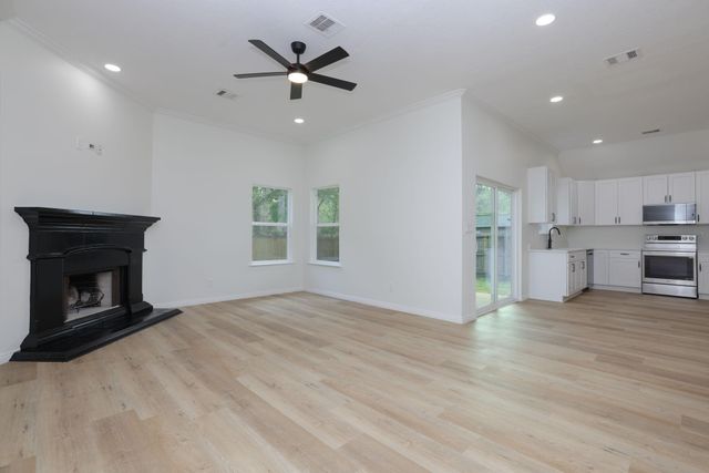 1241 Chateau Woods Parkway Drive, Conroe, TX 77385