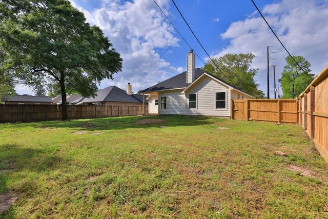 1241 Chateau Woods Parkway Drive, Conroe, TX 77385