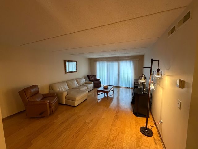 6401 W Berteau Avenue 8-201, Chicago, IL 60634