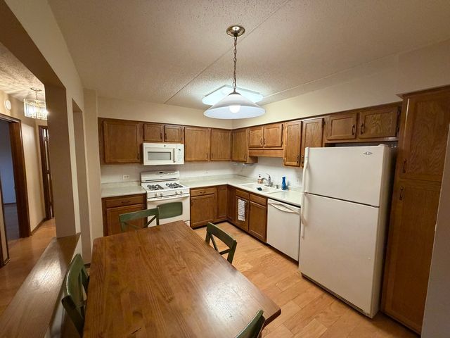 6401 W Berteau Avenue 8-201, Chicago, IL 60634