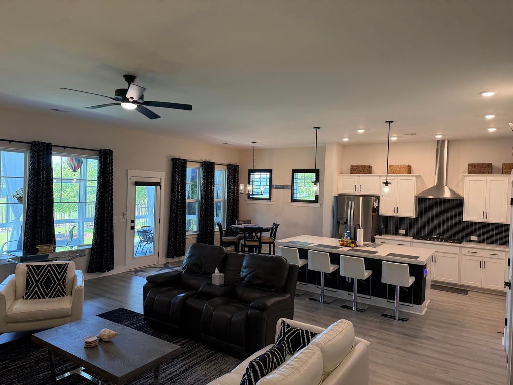 Image 3 of property listing at 896 Carnes Crossing, Summerville, SC 29486
