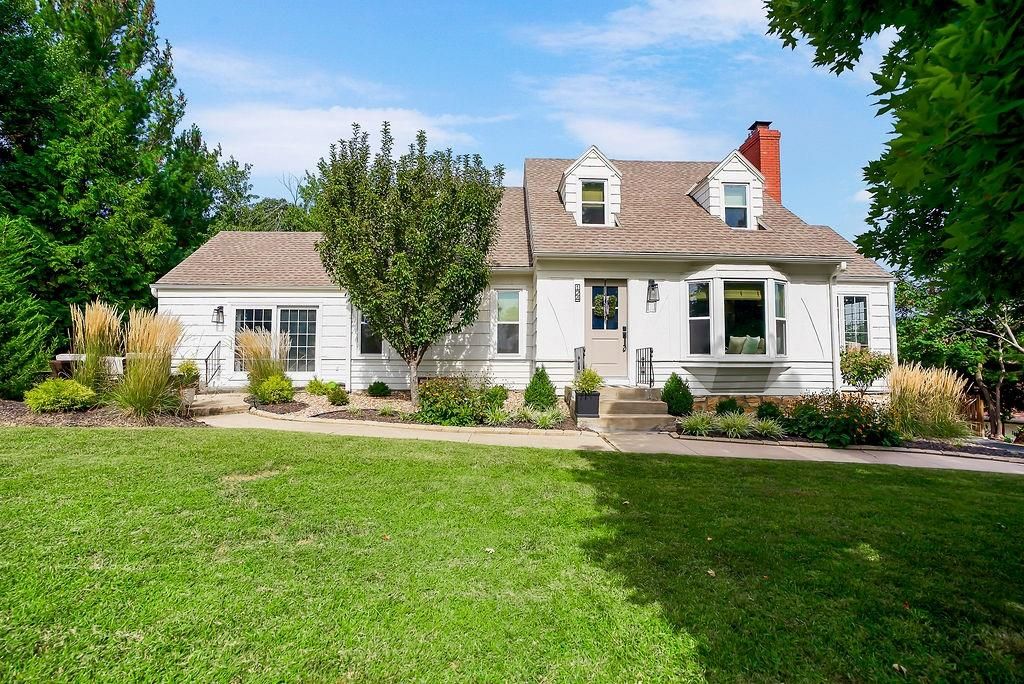 124 W Terrace Trail Street, Lake Quivira, KS 66217