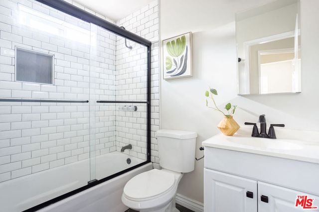 2210 Clinton Street, Los Angeles, CA 90026